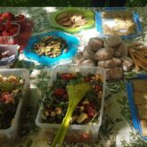 Photo d'un pique-nique composé de diverses salades composées, toasts et autres