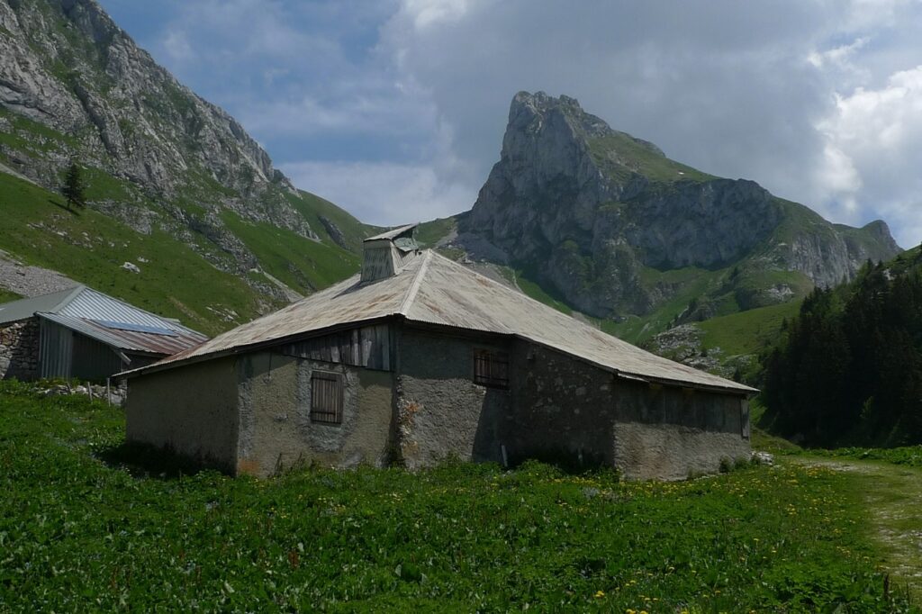 Paysage de montagne autour du lac Léman avec un bâtiment au milieu de l'image