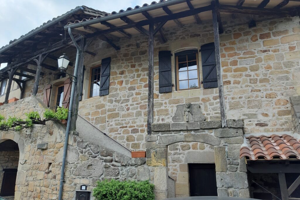 Paysage d'un village du lot avec une maison caractéristique de la zone