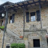 Paysage d'un village du lot avec une maison caractéristique de la zone