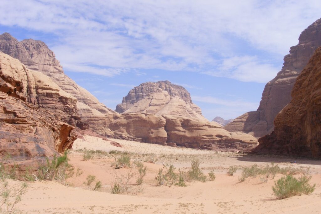 Paysage désertique en Jordanie avec des sommets de part et d'autre et du sable de couleur blanche au centre