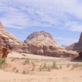 Paysage désertique en Jordanie avec des sommets de part et d'autre et du sable de couleur blanche au centre