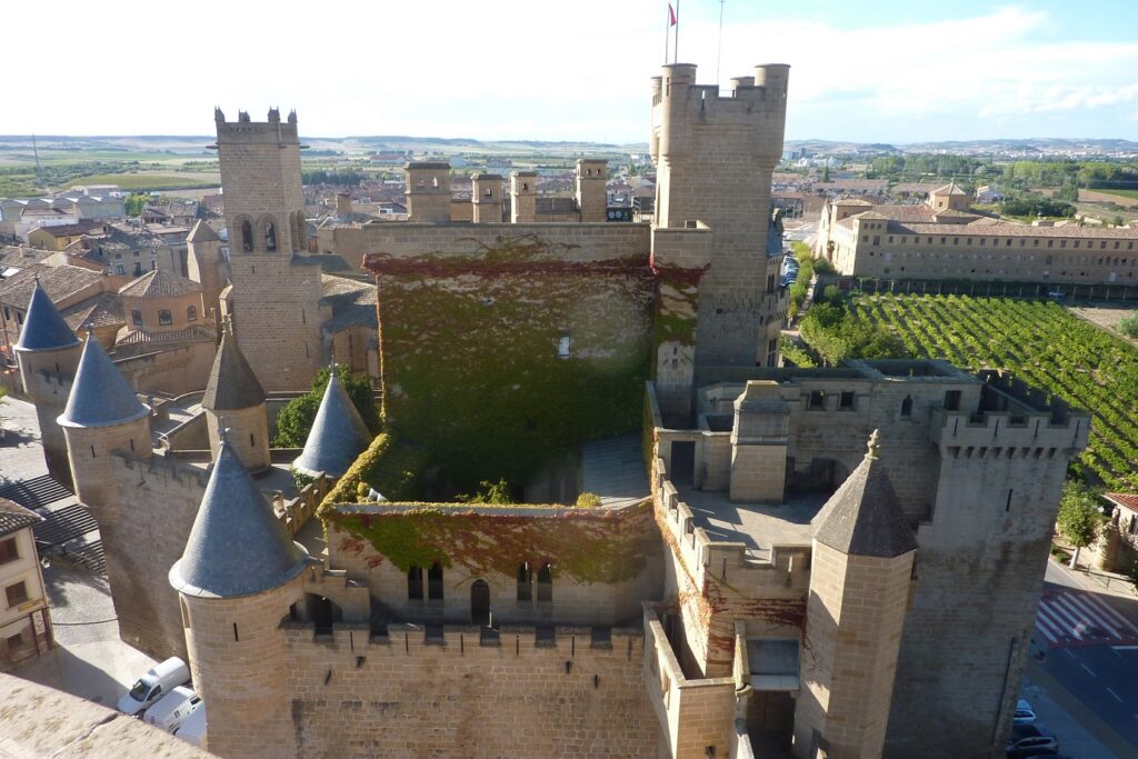 Paysage d'un château observé lors de randonnée sur le chemin de Saint-Jacques de Compostelle