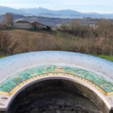 Paysage de la vue au cours du chemin de Saint-Jacques de Compostelle avec un panneau en panoramique qui permet de s'orienter quant à ce que l'on voit