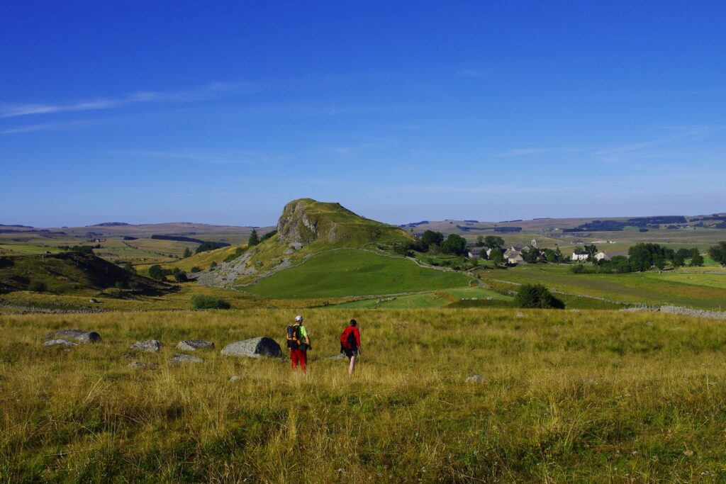 Groupe de randonneurs sur un sentier dans le massif central lors d'un séjour de randonnée du tour de l'Aubrac