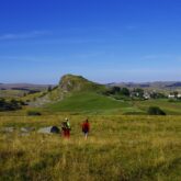 Groupe de randonneurs sur un sentier dans le massif central lors d'un séjour de randonnée du tour de l'Aubrac