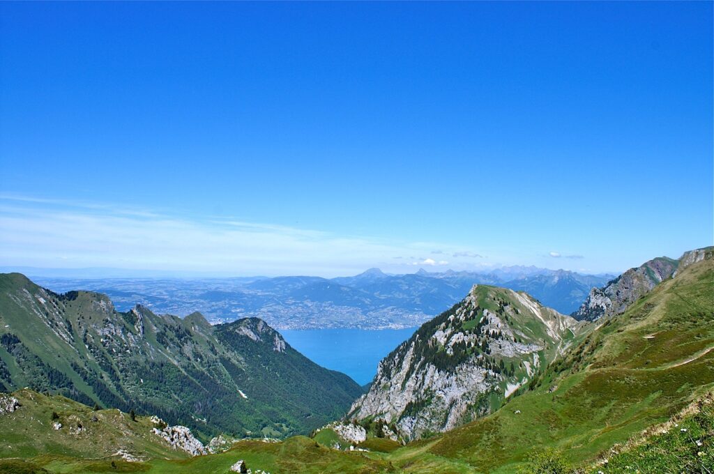 Paysage de montagne avec différents sommets et une plaine en contrebas