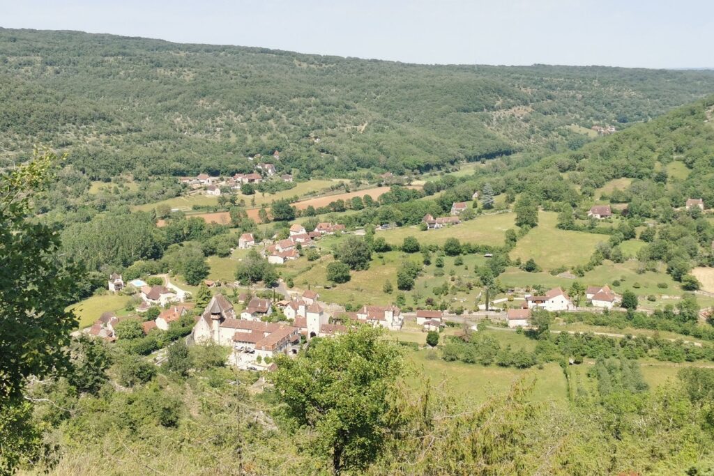 Paysage d'une vallée du Quercy Rouergue et d'un village vu de haut