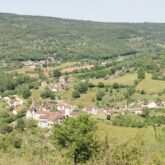 Paysage d'une vallée du Quercy Rouergue et d'un village vu de haut