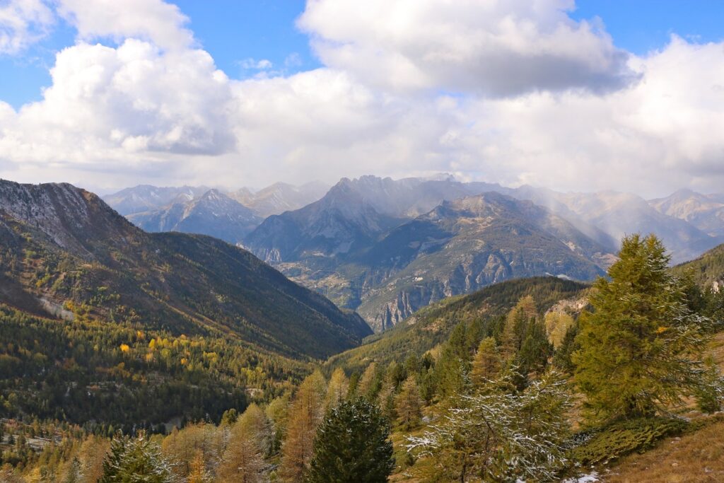Paysage de montagne avec des sommets en fond dans le massif du Queyras observé lors d'un séjour de 7 jours sur les balcons du Queyras