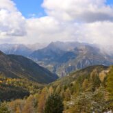 Paysage de montagne avec des sommets en fond dans le massif du Queyras observé lors d'un séjour de 7 jours sur les balcons du Queyras