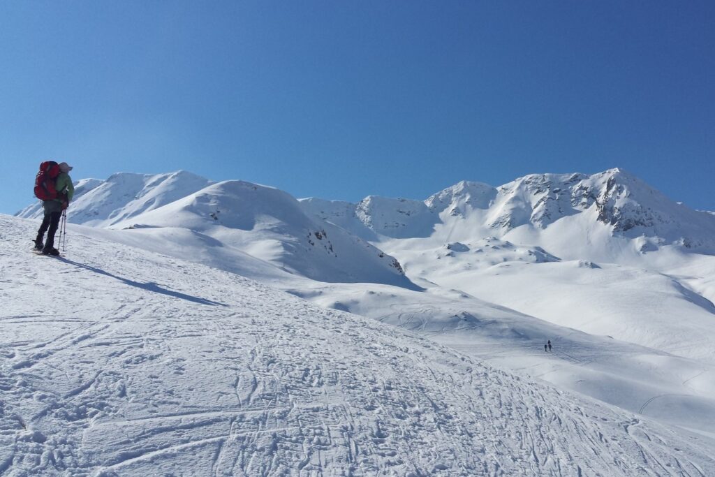 Groupe de randonneurs en raquettes sur un sentier de randonnée avec leur guide dans les hautes Pyrénées