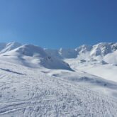 Groupe de randonneurs en raquettes sur un sentier de randonnée avec leur guide dans les hautes Pyrénées