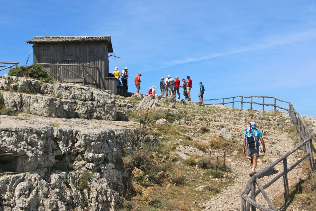 Groupe de randonneurs sur un sentier de randonnée en Sardaigne