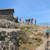 Groupe de randonneurs sur un sentier de randonnée en Sardaigne