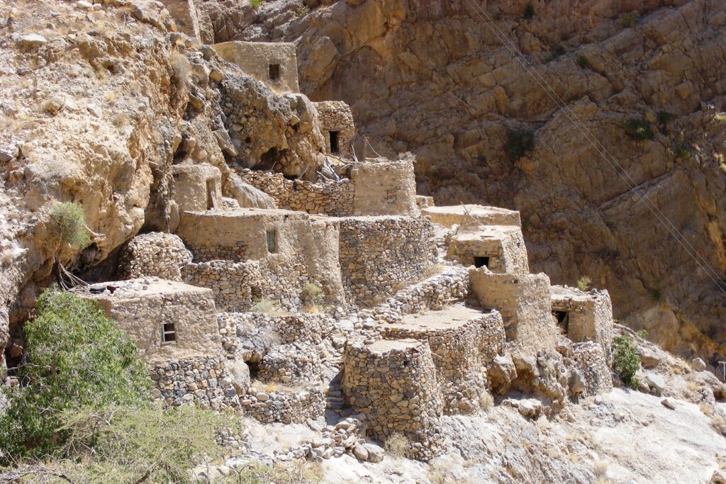 Village de pierre qui semble abandonné, ce village est construit à flanc de montagne à Oman.