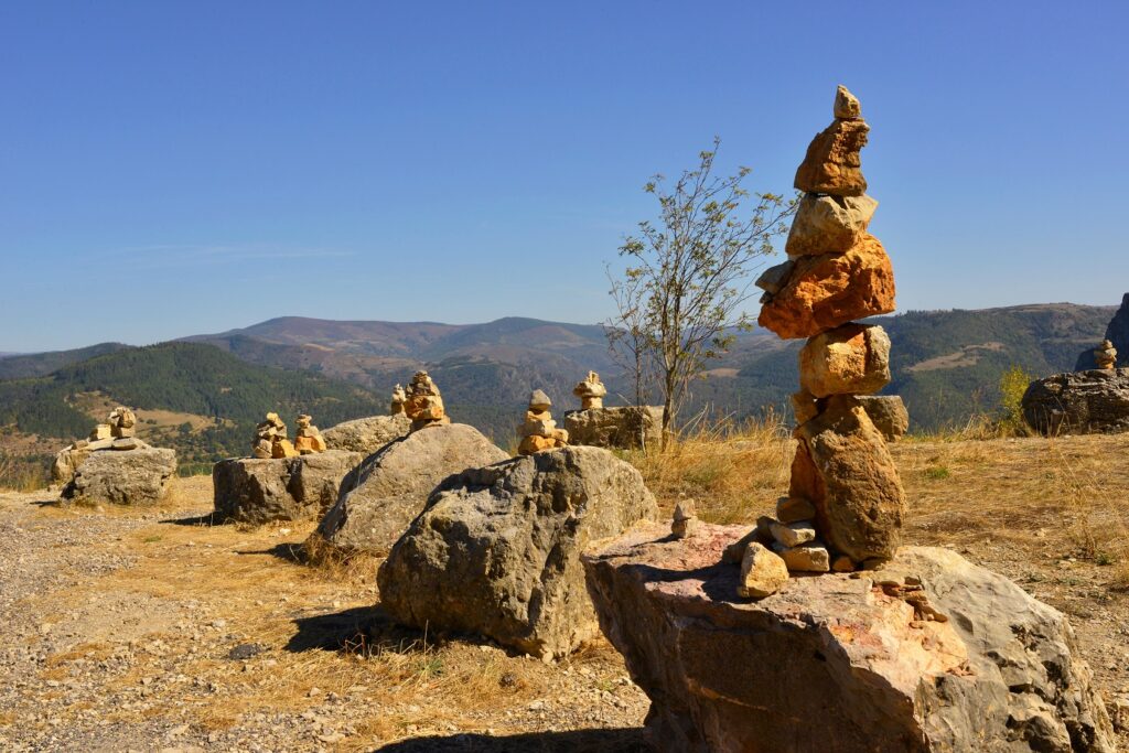 Paysage en haut d'une montagne avec des cairns sur le chemin de Stevenson