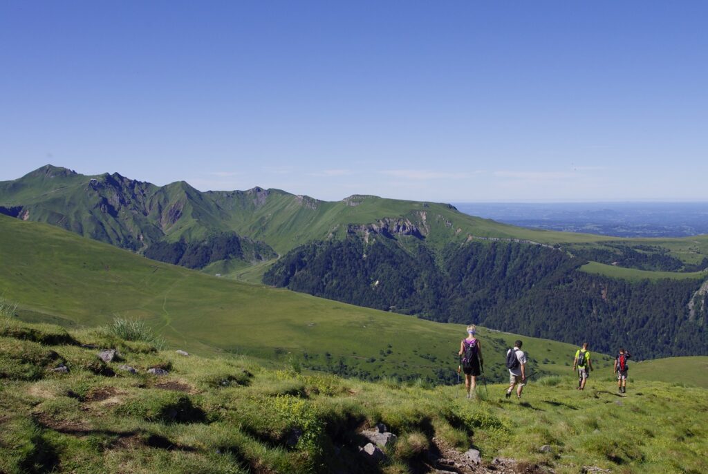 Groupe de randonneurs sur un sentier en montagne dans le massif central