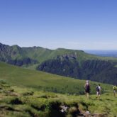 Groupe de randonneurs sur un sentier en montagne dans le massif central