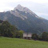 Paysage de montagne avec en fond un sommet