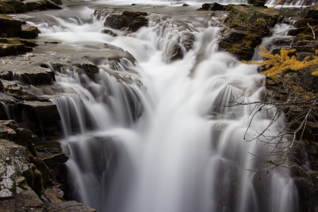 Cascade à travers des rochers observée lors d'un séjour de randonnée dans la vallée de l'Ubaye dans les Alpes