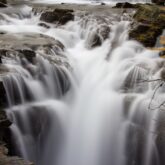 Cascade à travers des rochers observée lors d'un séjour de randonnée dans la vallée de l'Ubaye dans les Alpes