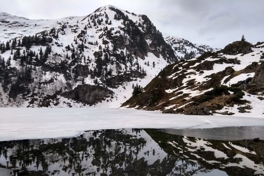 Paysage d'un lac de Montagne en hiver dans les Hautes-Pyrénées, dans le massif du Néouvielle