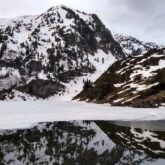 Paysage d'un lac de Montagne en hiver dans les Hautes-Pyrénées, dans le massif du Néouvielle