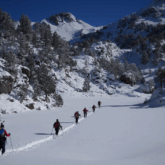 Paysage dans les encantats d'un groupe de randonneurs sur un sentier tracé à travers la neige