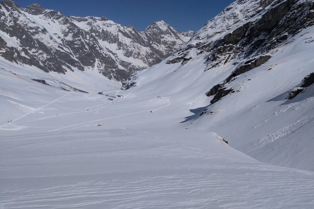Paysage hivernal encadré de sommets enneigés