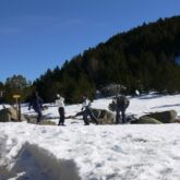 Groupe de randonneurs en famille au cours d'une bataille de boules de neige en Cerdagne