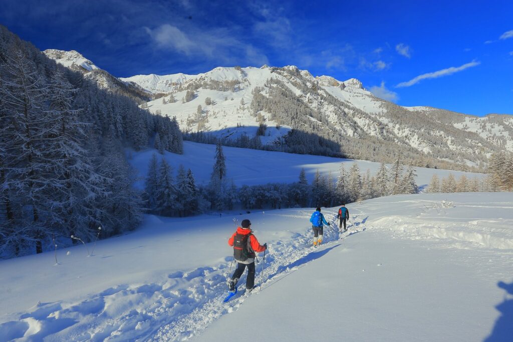 Groupe de randonneurs sur un sentier de randonnée dans le massif du Queyras