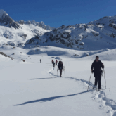 Groupe de randonneurs dans les encantats avec leur guide, dans la neige au cours d'une randonnée en raquettes