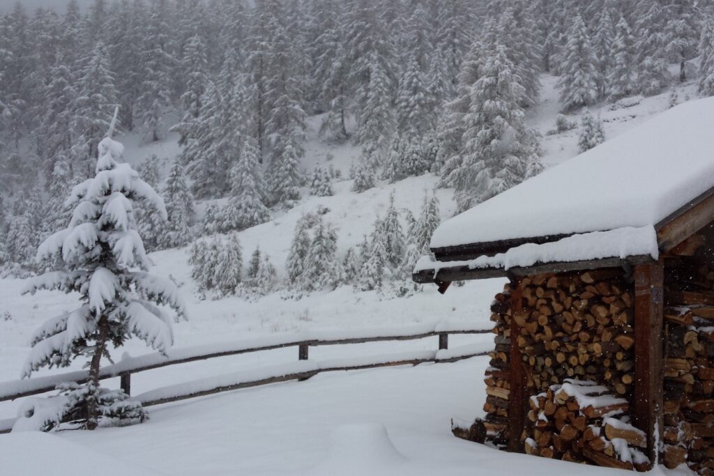 Paysage hivernal couvert de neige dans le massif du Queyras lors d'un séjour accompagné dans le massif du Queyras
