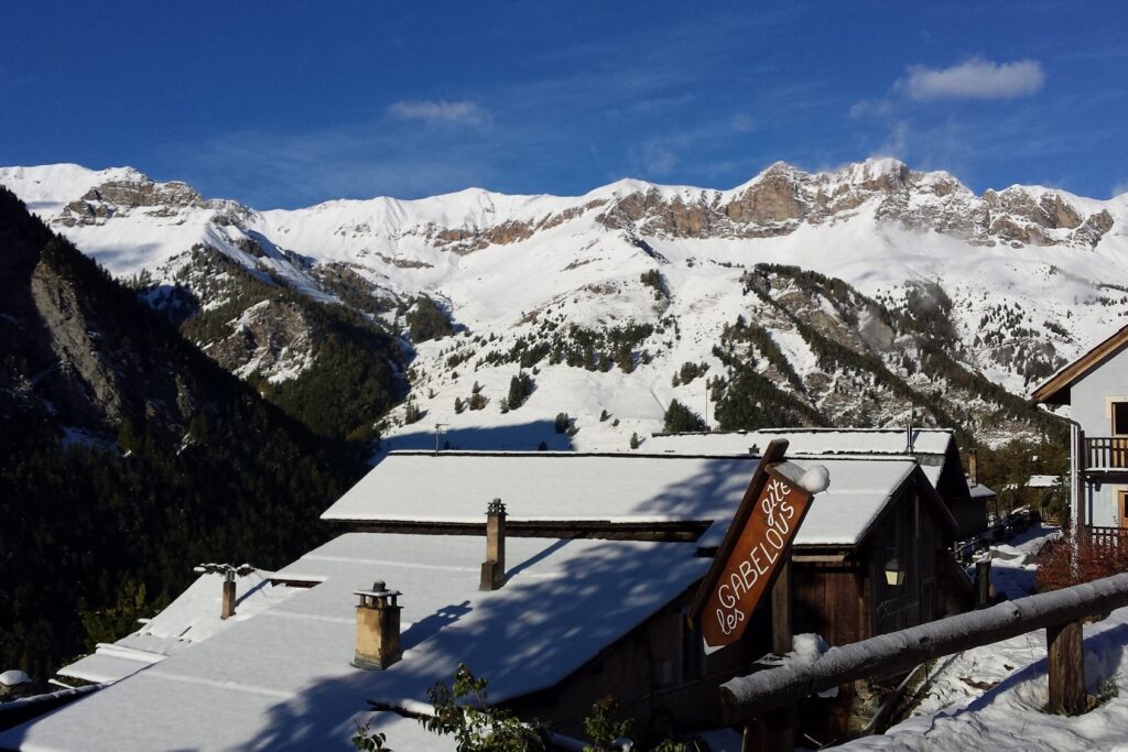 Paysage de montagne enneigé avec en fond des sommets