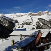 Paysage de montagne enneigé avec en fond des sommets