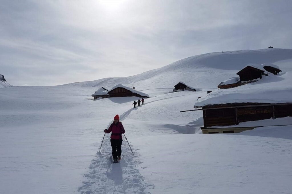 Groupe de randonneurs sur un sentier de randonnée dans la neige en hiver