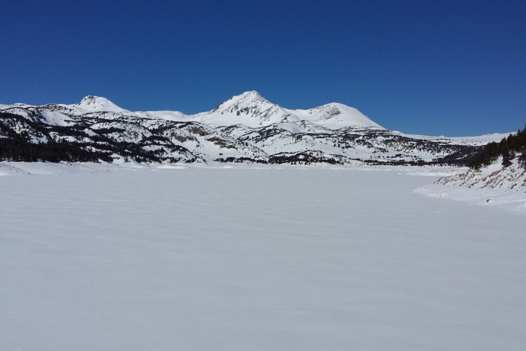 Paysage hivernal enneigé dans les Pyrénées orientales