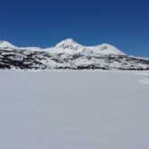 Paysage hivernal enneigé dans les Pyrénées orientales