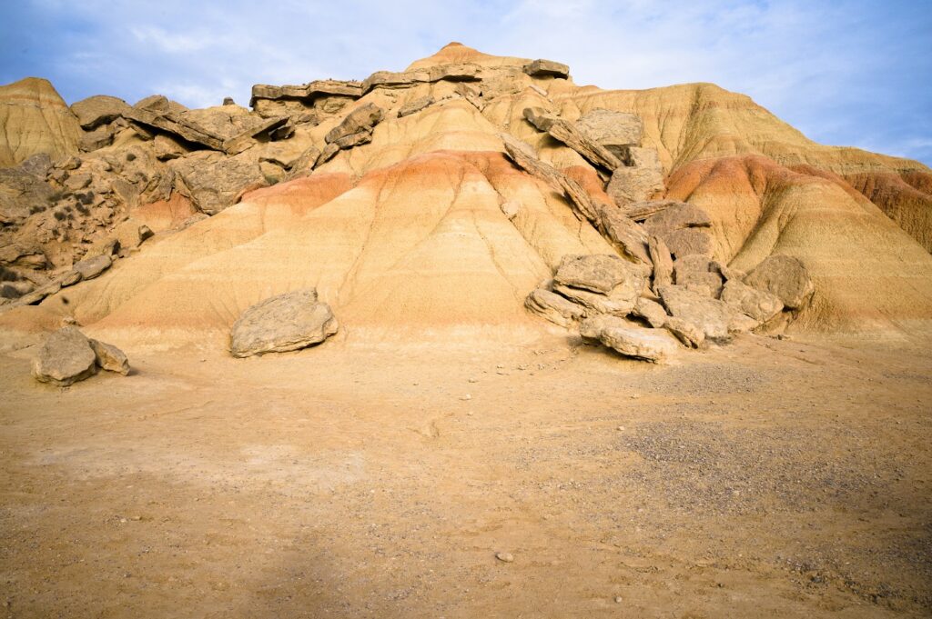 Paysage d'un relief dans les bardenas présentant différentes couleurs