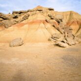 Paysage d'un relief dans les bardenas présentant différentes couleurs