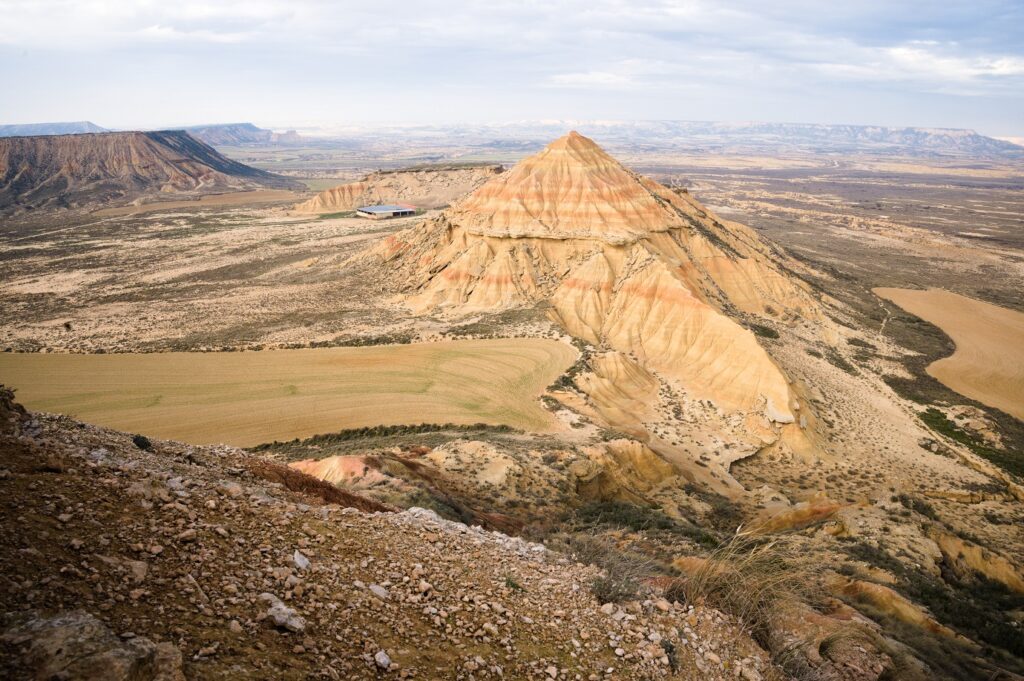 paysage vu d'en haut d'un sommet et d'une vallée dans les bardenas