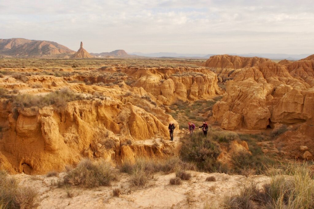 Groupe de randonneurs sur des sentiers dans le désert des Bardenas, ce paysage a été observé lors d'un séjour pour le réveillon dans les Bardenas en auberge.