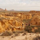 Groupe de randonneurs sur des sentiers dans le désert des Bardenas, ce paysage a été observé lors d'un séjour pour le réveillon dans les Bardenas en auberge.