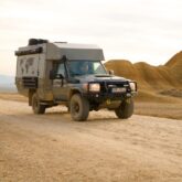 Véhicule adapté au désert sur une piste dans les Bardenas en Espagne
