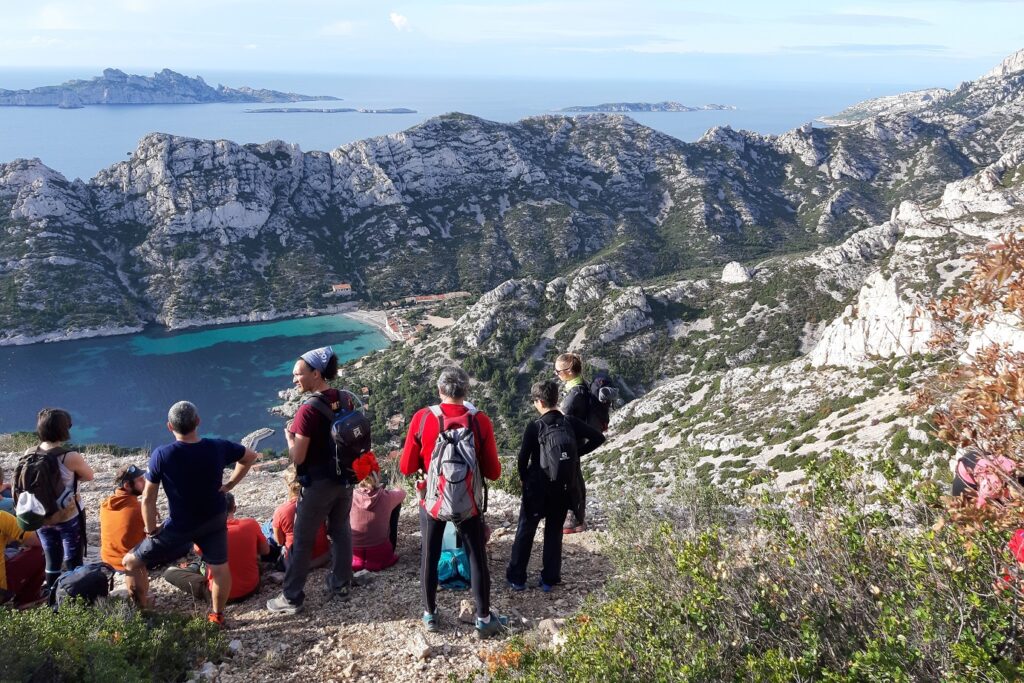 Groupe de randonneurs avec leur guide lors d'un séjour pour le réveillon dans les calanques de Cassis