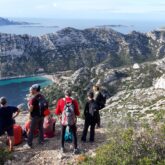 Groupe de randonneurs avec leur guide lors d'un séjour pour le réveillon dans les calanques de Cassis