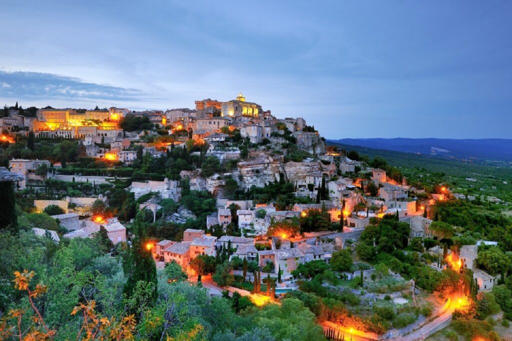 Paysage de la ville de Gordes qui est une ville montée en étage sur une colline dans le Lubéron