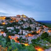 Paysage de la ville de Gordes qui est une ville montée en étage sur une colline dans le Lubéron