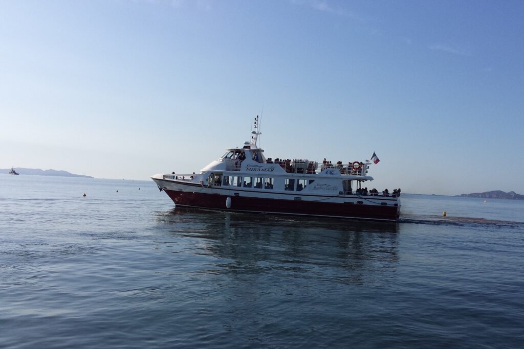Bateaux transportant des touristes entre différentes îles